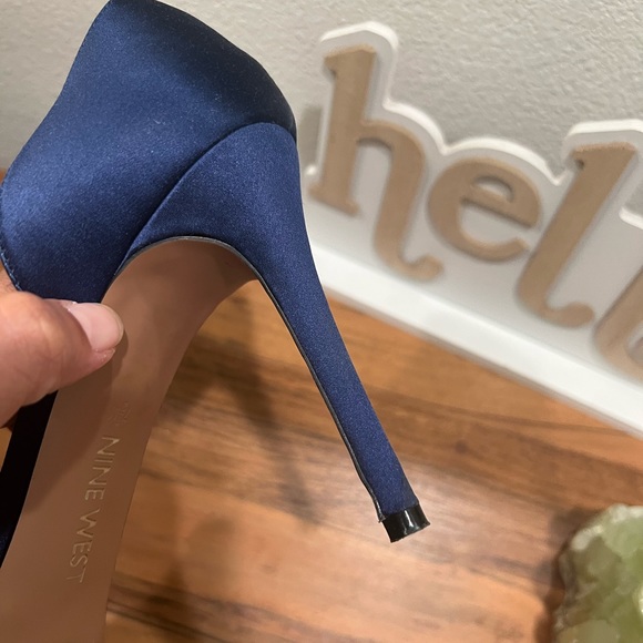 Nine West • Blue satin heel with embellishment • Size 7 - Picture 3 of 6